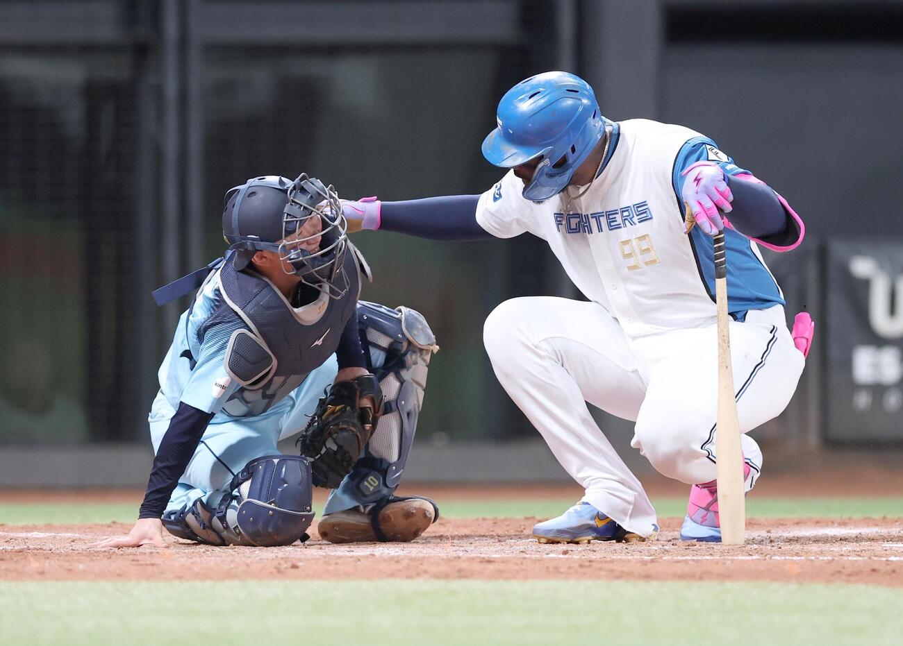 日本ハム対西武　4回裏、ファウルボールが当たった小島大河を労うレイエス（撮影・黒川智章）