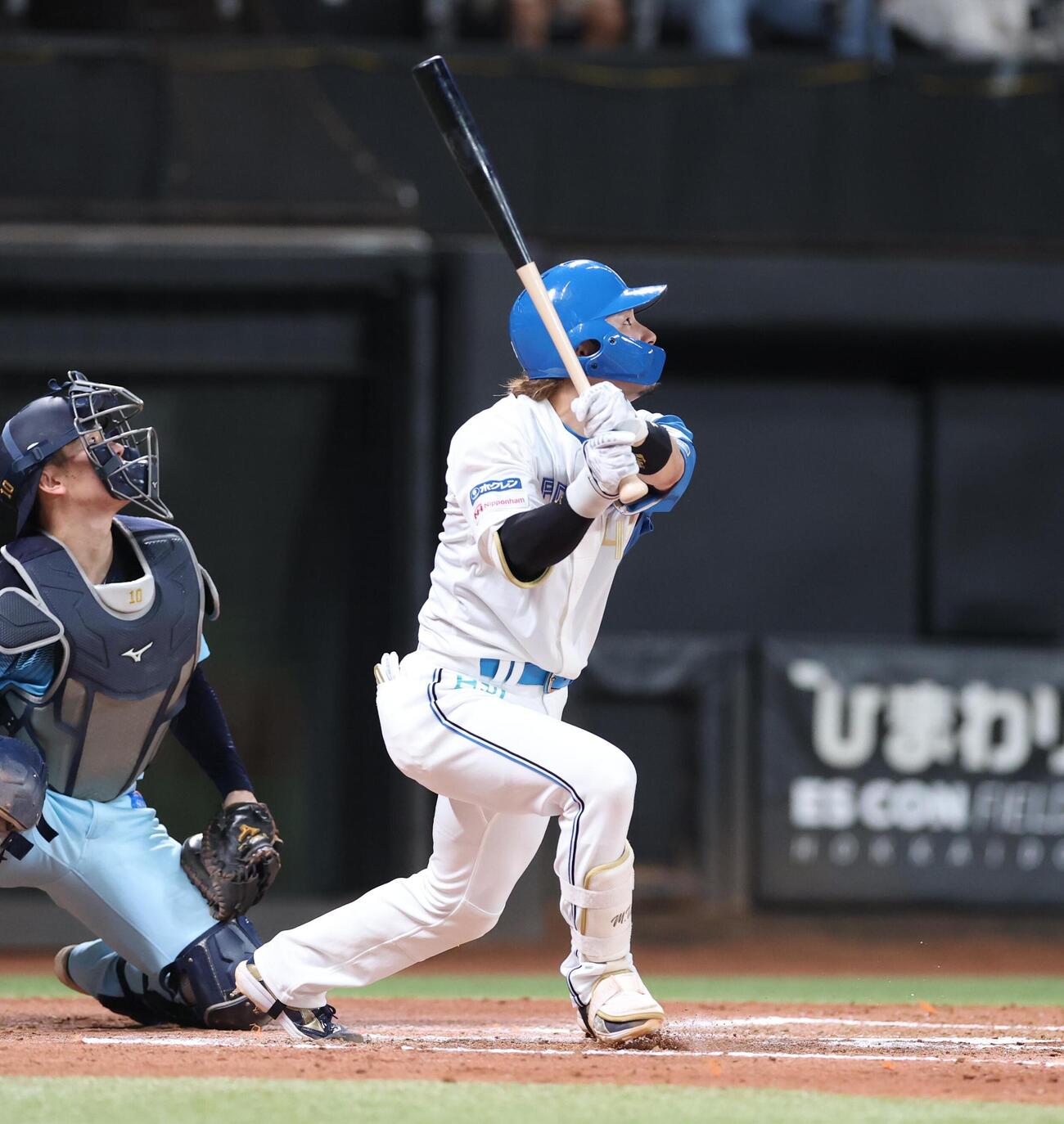 日本ハム対西武　6回裏日本ハム1死、本塁打を放つ水野達稀（撮影・黒川智章）