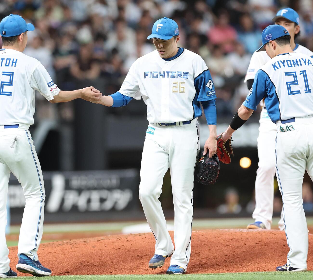 日本ハム対西武　7回表、途中降板する田中正義（撮影・黒川智章）