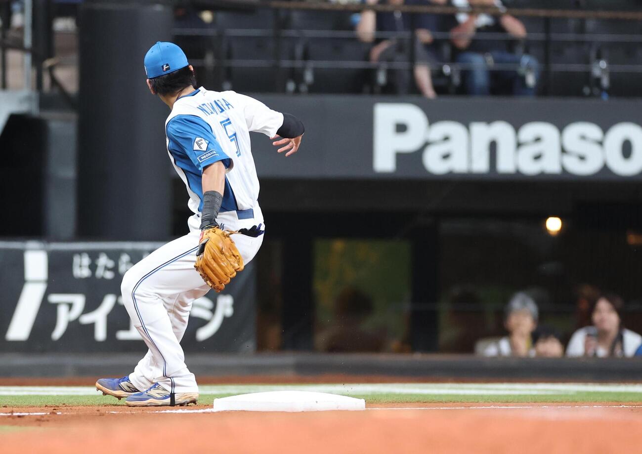 日本ハム対西武　7回表西武無死一塁、岸潤一郎の打球を後ろにそらす野村佑希（撮影・黒川智章）