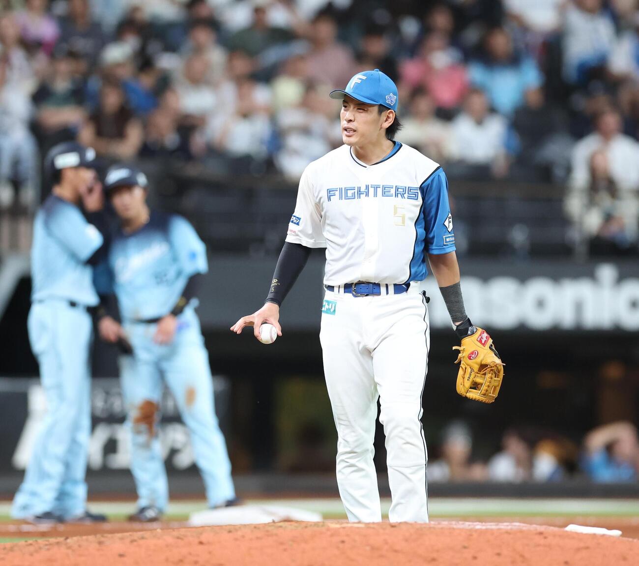 日本ハム対西武　7回表西武無死一塁、岸潤一郎の打球を後ろにそらす野村佑希（撮影・黒川智章）