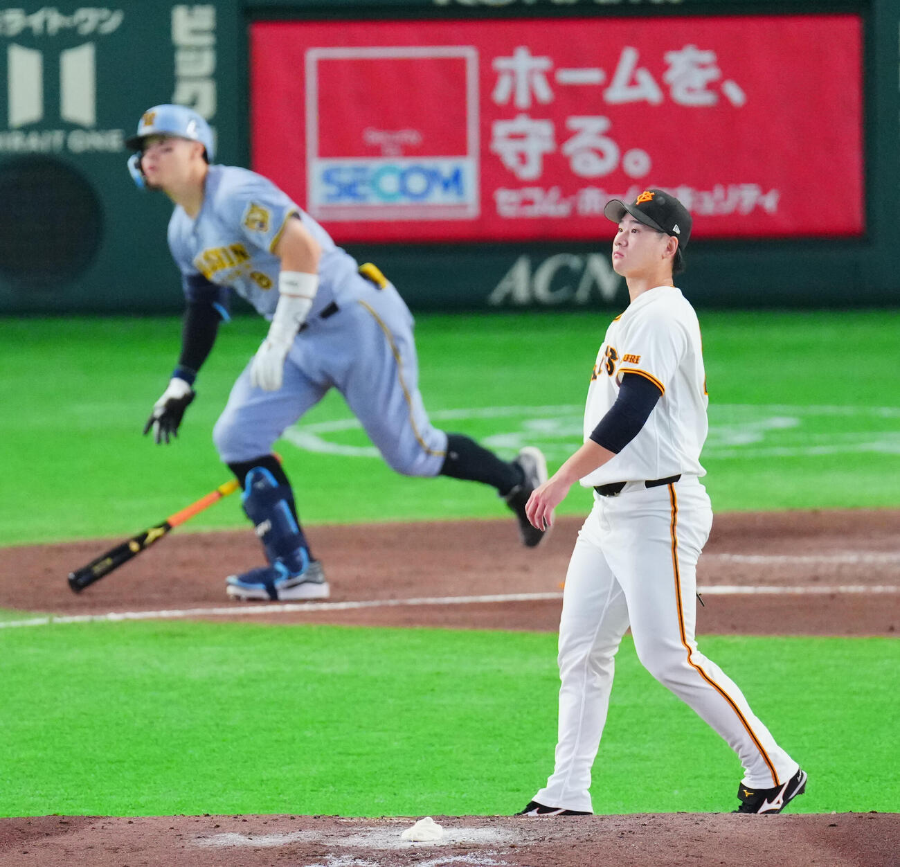 巨人対阪神　3回表阪神1死、佐藤輝明に2者連続となるソロ本塁打を浴びる井上温大（撮影・垰建太）