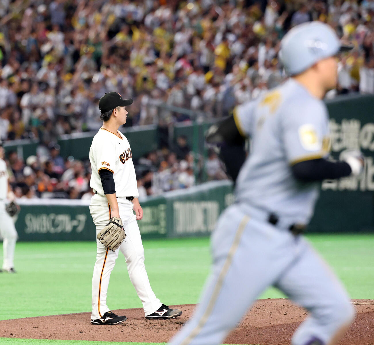 巨人対阪神　3回表阪神1死、森下翔太（手前）にソロ本塁打を許し、打球を見つめる井上温大（撮影・浅見桂子）