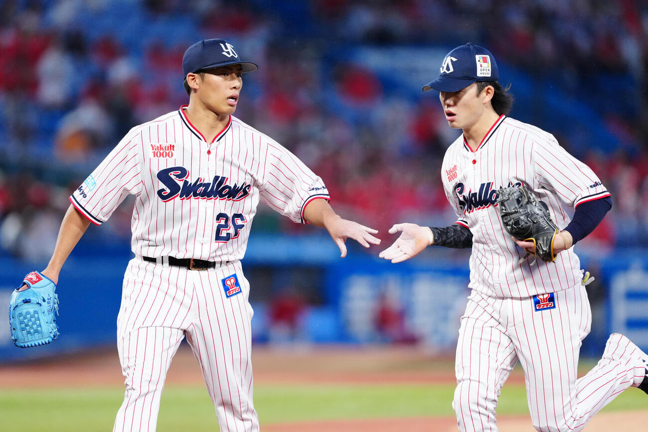 ヤクルト対広島　2回表終了後、ヤクルト遊撃手長岡秀樹（右）とタッチを交わし、ベンチに引き揚げる先発の山野太一（撮影・江口和貴）