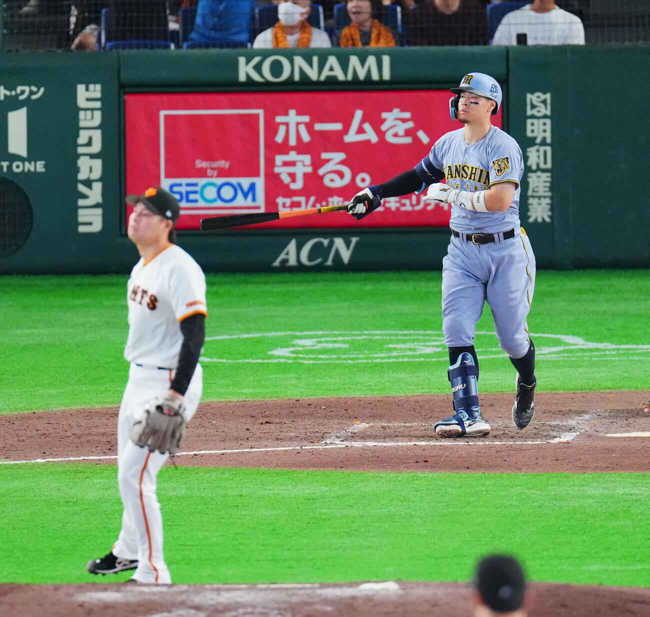 巨人対阪神　9回表阪神無死一塁、強烈な打球を放ち行方を見つめる佐藤輝明。投手田和廉（撮影・垰建太）