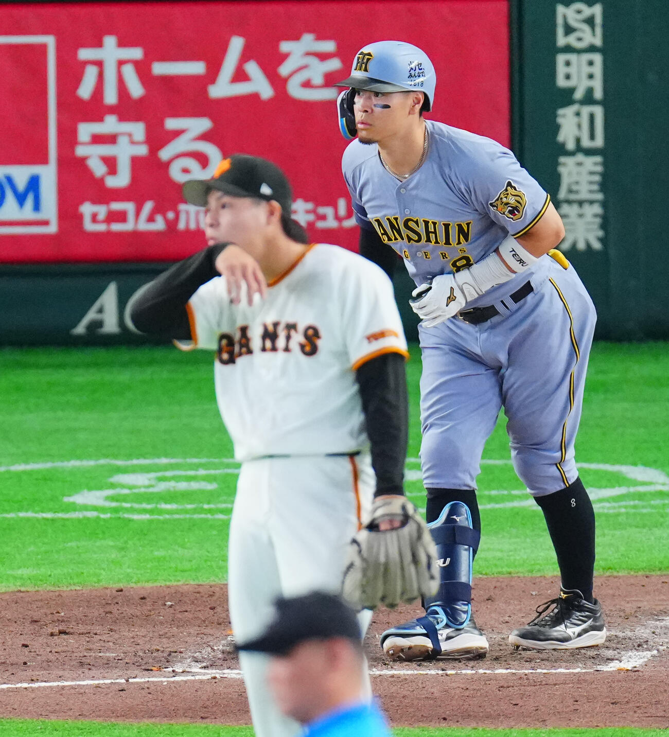 巨人対阪神　9回表阪神無死一塁、強烈な打球を放ち行方を見つめる佐藤輝明。投手田和廉（撮影・垰建太）