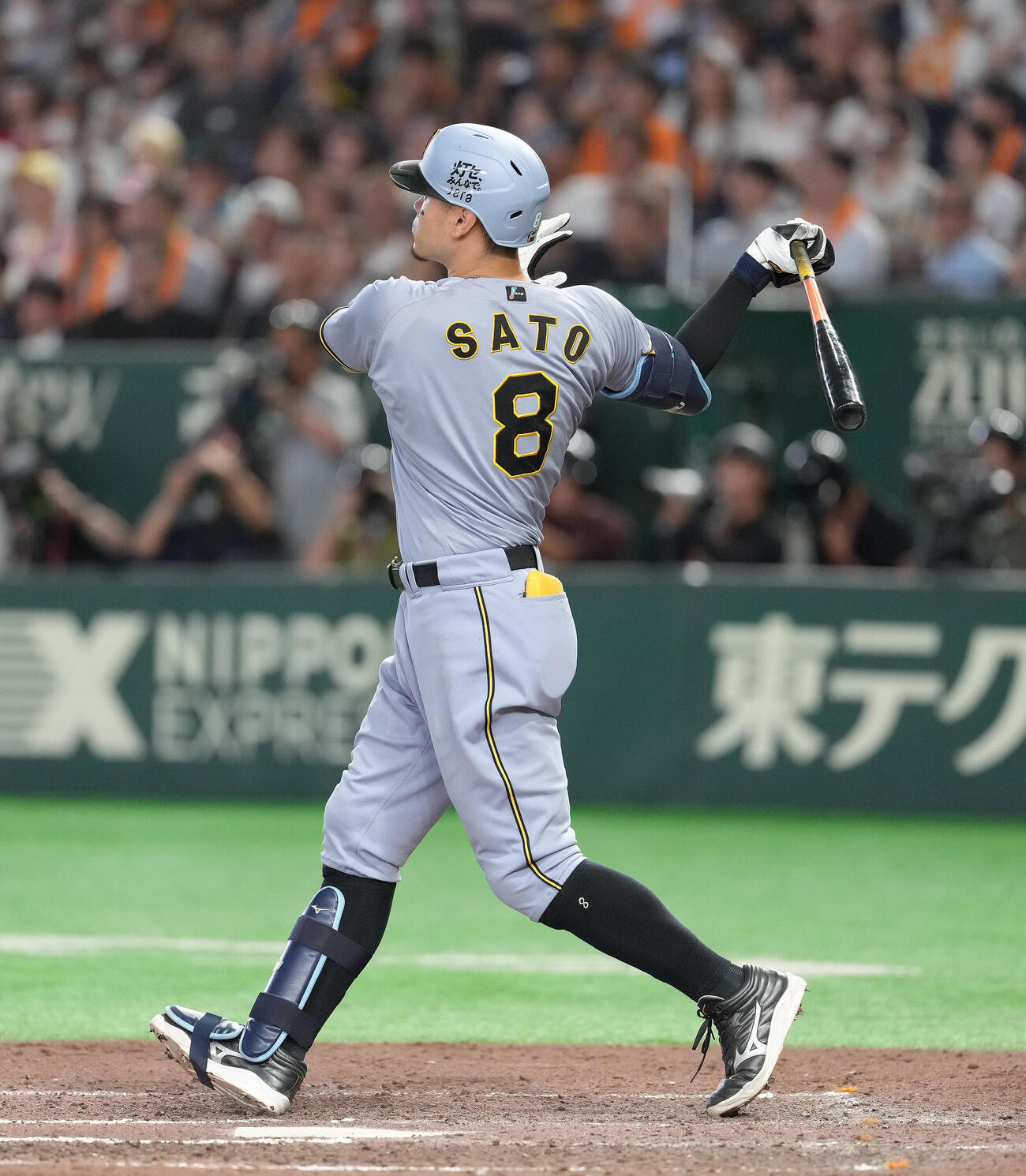 巨人対阪神　9回表阪神無死一塁、佐藤輝明は右翼ポール際にファウルを放つ（撮影・足立雅史）
