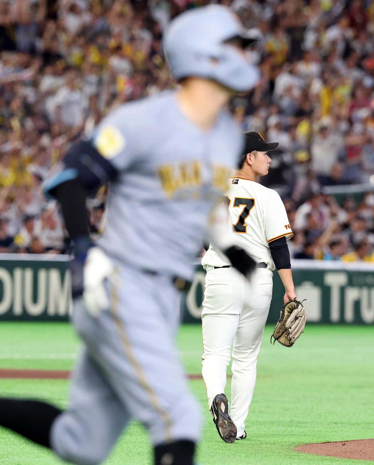巨人対阪神　3回表阪神1死、佐藤輝明（j手前）にソロ本塁打を許した井上温大（撮影・浅見桂子）
