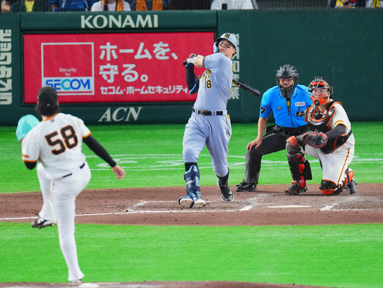 巨人対阪神　7回表阪神無死、通算150号となるソロ本塁打を放つ佐藤輝明。投手船迫大雅（撮影・垰建太）