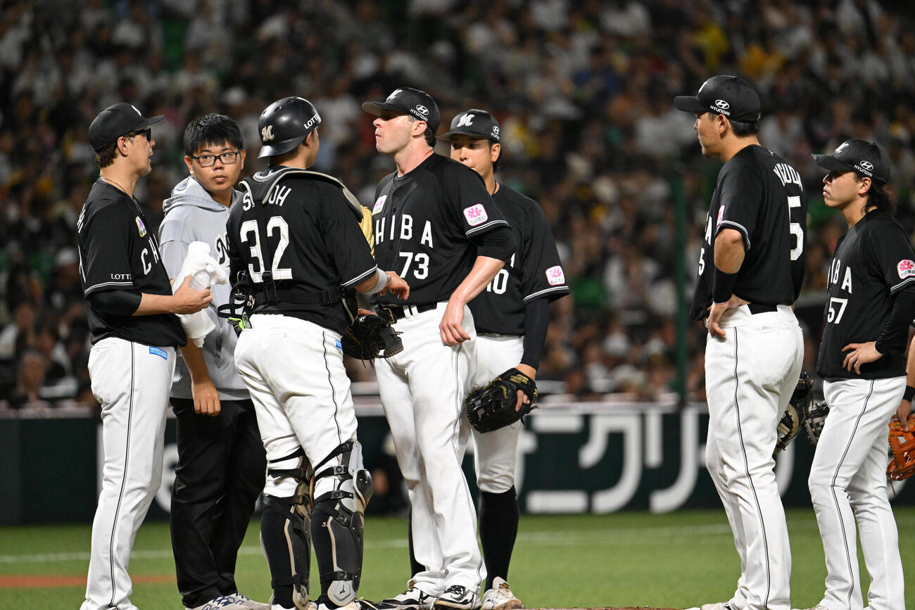 ソフトバンク対ロッテ　2回裏ソフトバンク2死一、二塁、マウンドに集まるロッテナイン（撮影・林敢治）