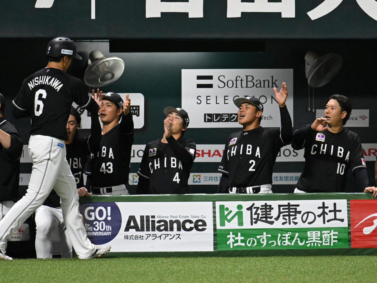 ソフトバンク対ロッテ　3回表ロッテ2死二塁、安田尚憲の勝ち越し適時打で生還した西川史礁（左）はナインとタッチを交わす（撮影・林敢治）