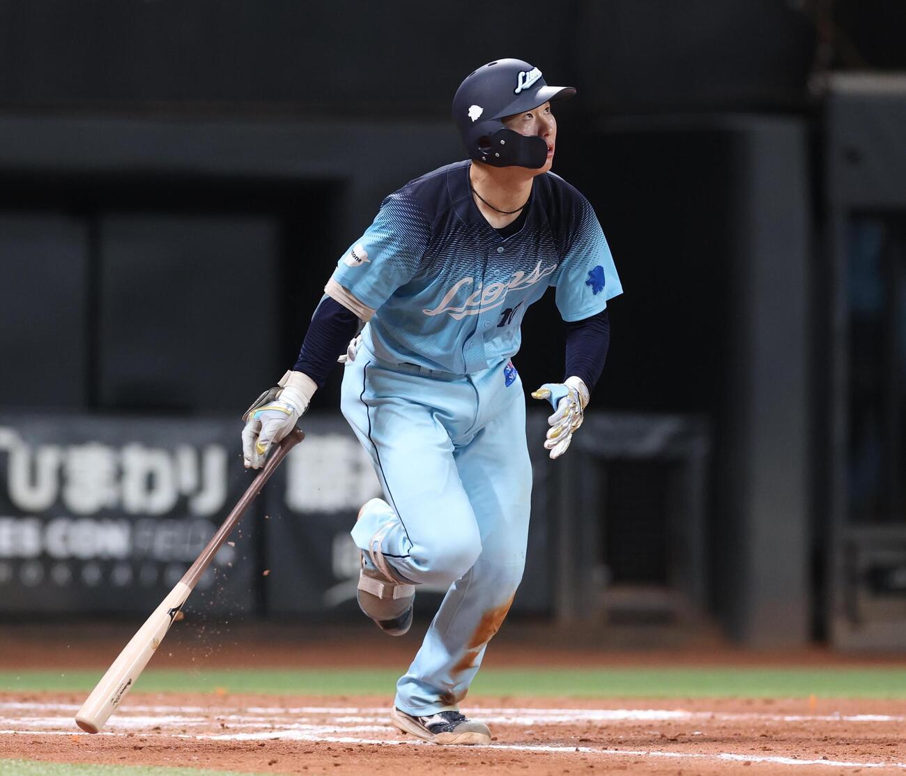日本ハム対西武　7回表西武1死二、三塁、3点本塁打を放つ小島大河（撮影・黒川智章）