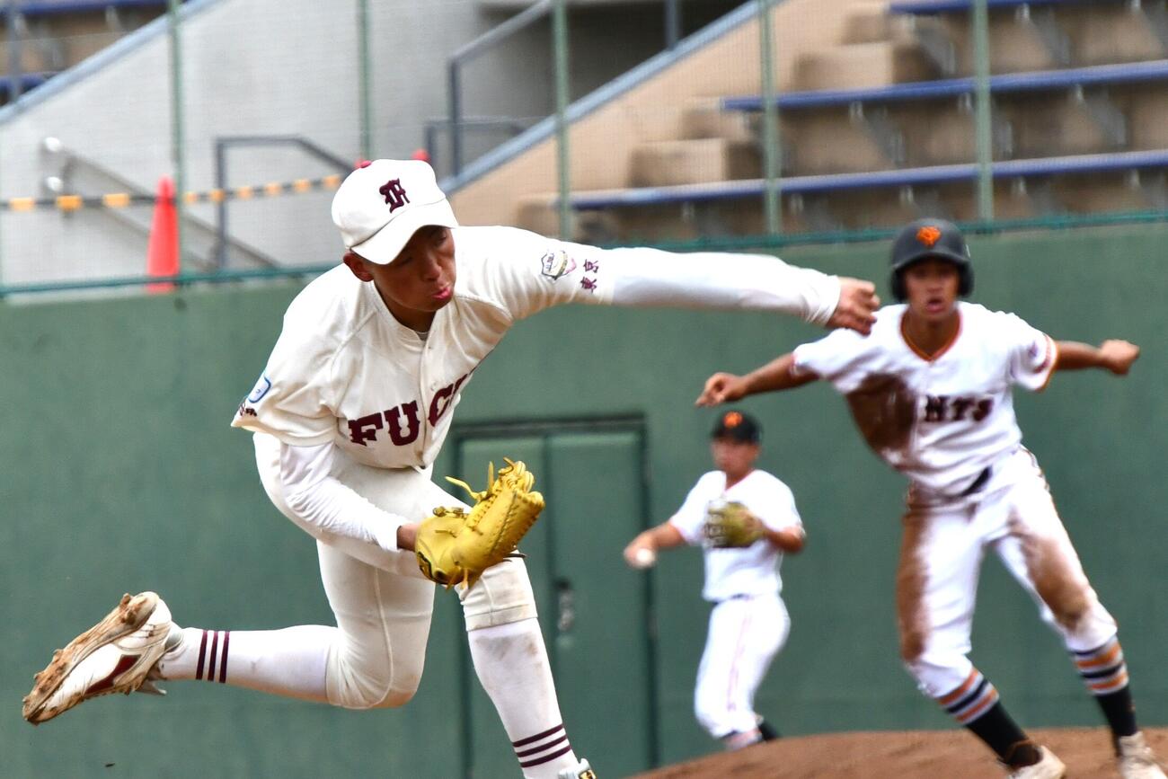 5回から継投した武蔵府中・高野煌大主将は2回無失点でしのいだ
