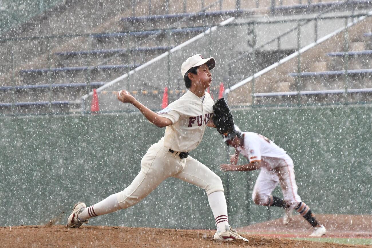 多摩川1回裏2死一塁の場面で、雨が強くなり約1時間中断した。投手は武蔵府中・高橋湊