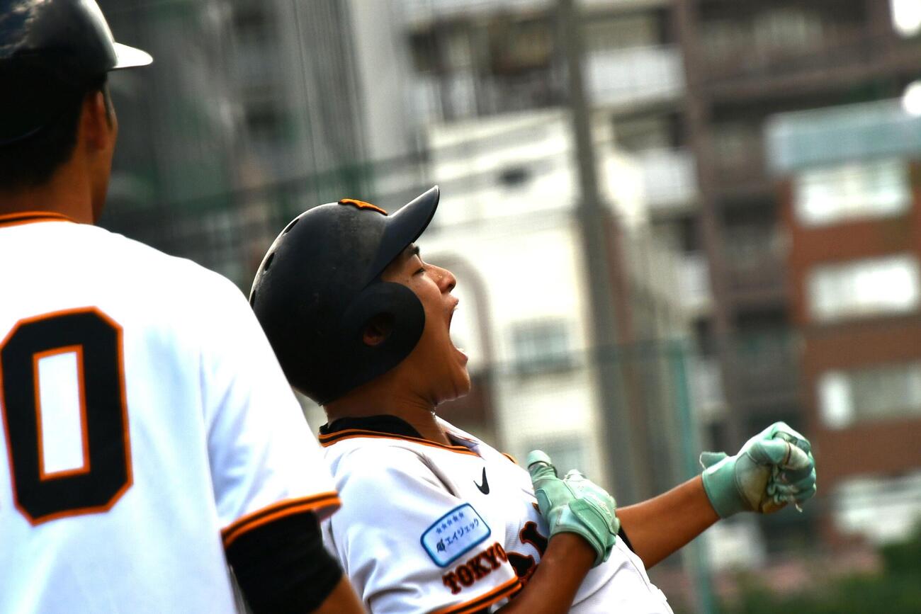 3回裏無死二塁、多摩川の関蓮太郎は適時三塁打を放ち雄叫びを上げた