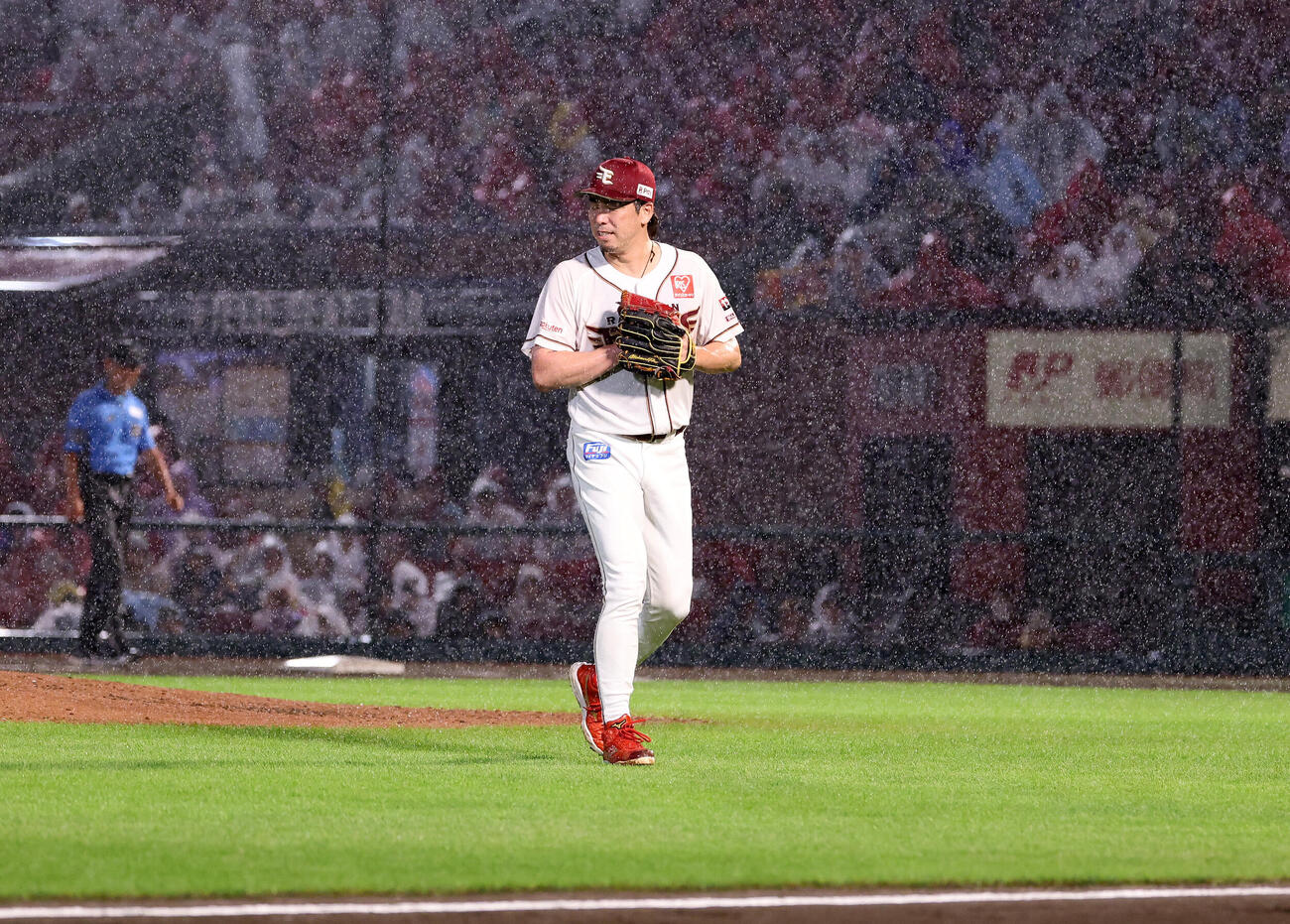 楽天対オリックス　4回表、雨で中断となりベンチに引き揚げる楽天前田健太（撮影・鈴木正人）