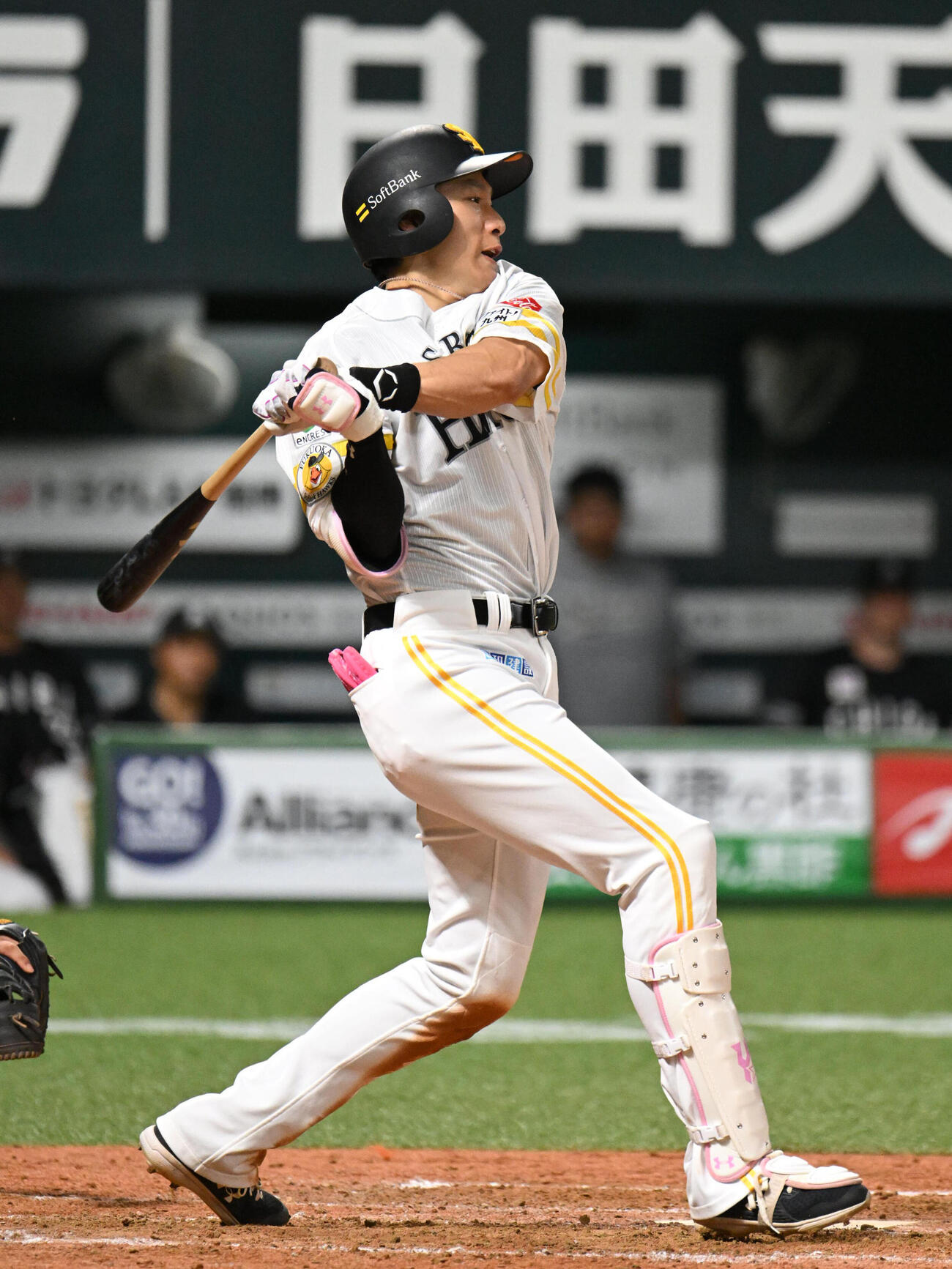 ソフトバンク対ロッテ　4回裏ソフトバンク1死二、三塁、柳田悠岐は2点適時二塁打を放つ（撮影・林敢治）