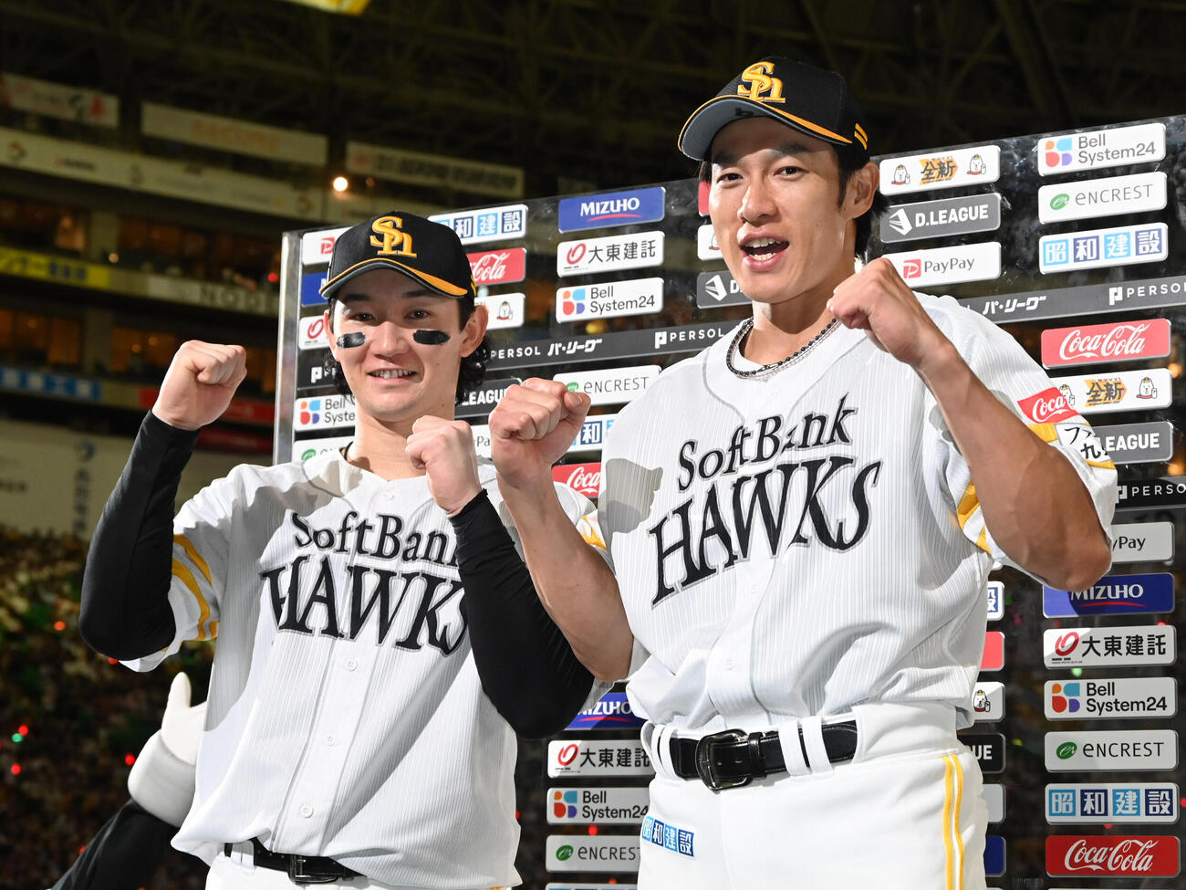 ソフトバンク対ロッテ　笑顔で撮影に応じるソフトバンク柳田悠岐（右）と正木智也（撮影・林敢治）