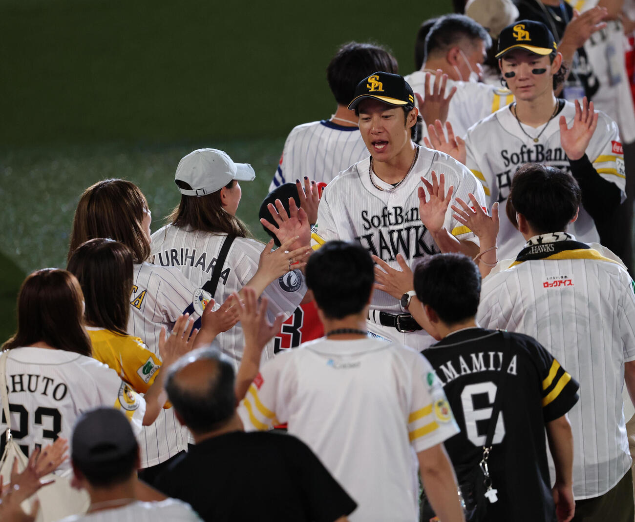 ソフトバンク対ロッテ　ヒーローになった柳田悠岐と正木智也（後方）はファンとハイタッチ（撮影・梅根麻紀）