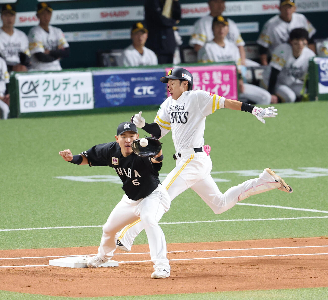 ソフトバンク対ロッテ　1回裏ソフトバンク1死、柳田悠岐は二内野安打を放つ（撮影・梅根麻紀）