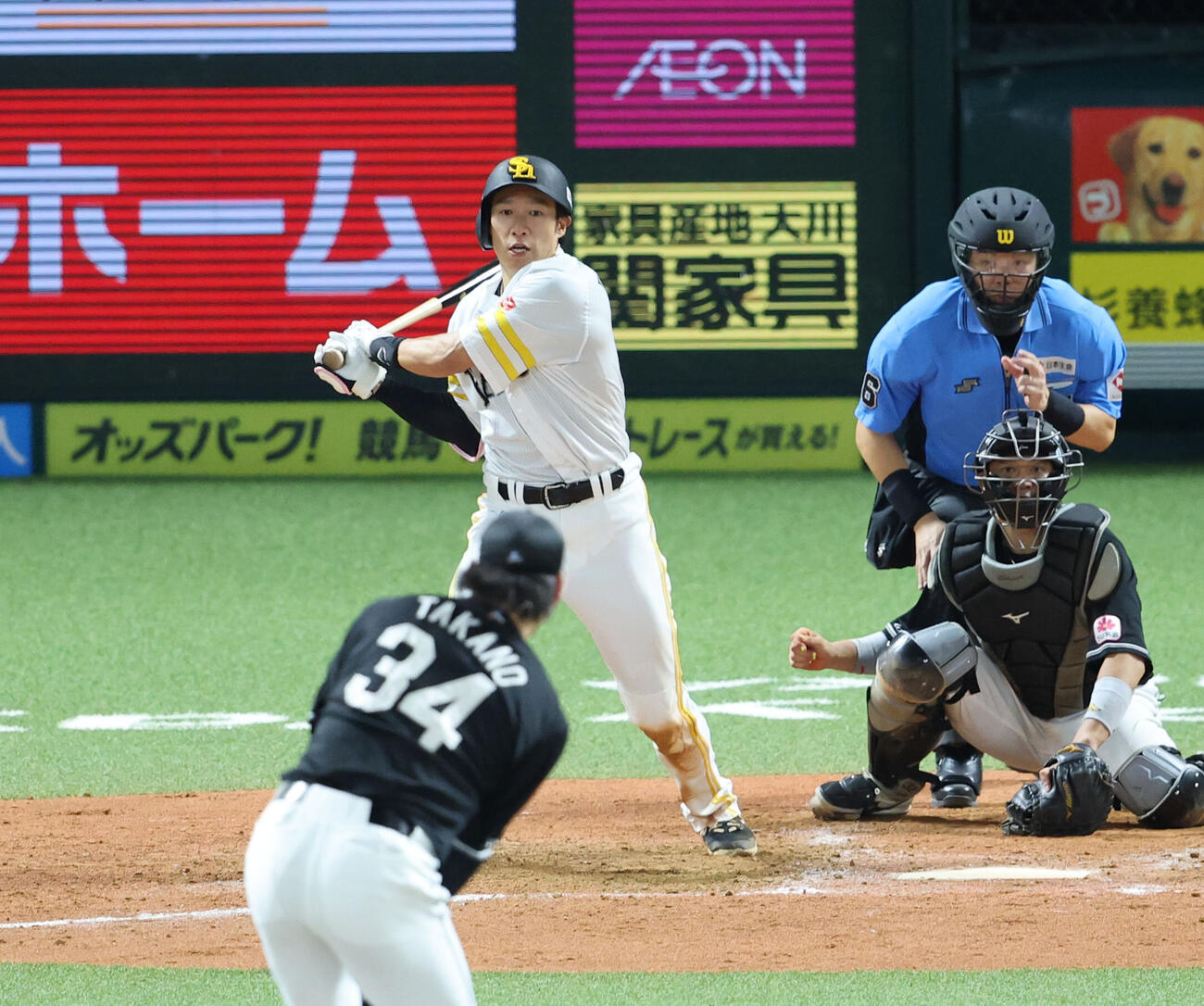 ソフトバンク対ロッテ　4回裏ソフトバンク1死一、三塁、柳田悠岐は投手強襲の2点適時二塁打を放つ（撮影・梅根麻紀）