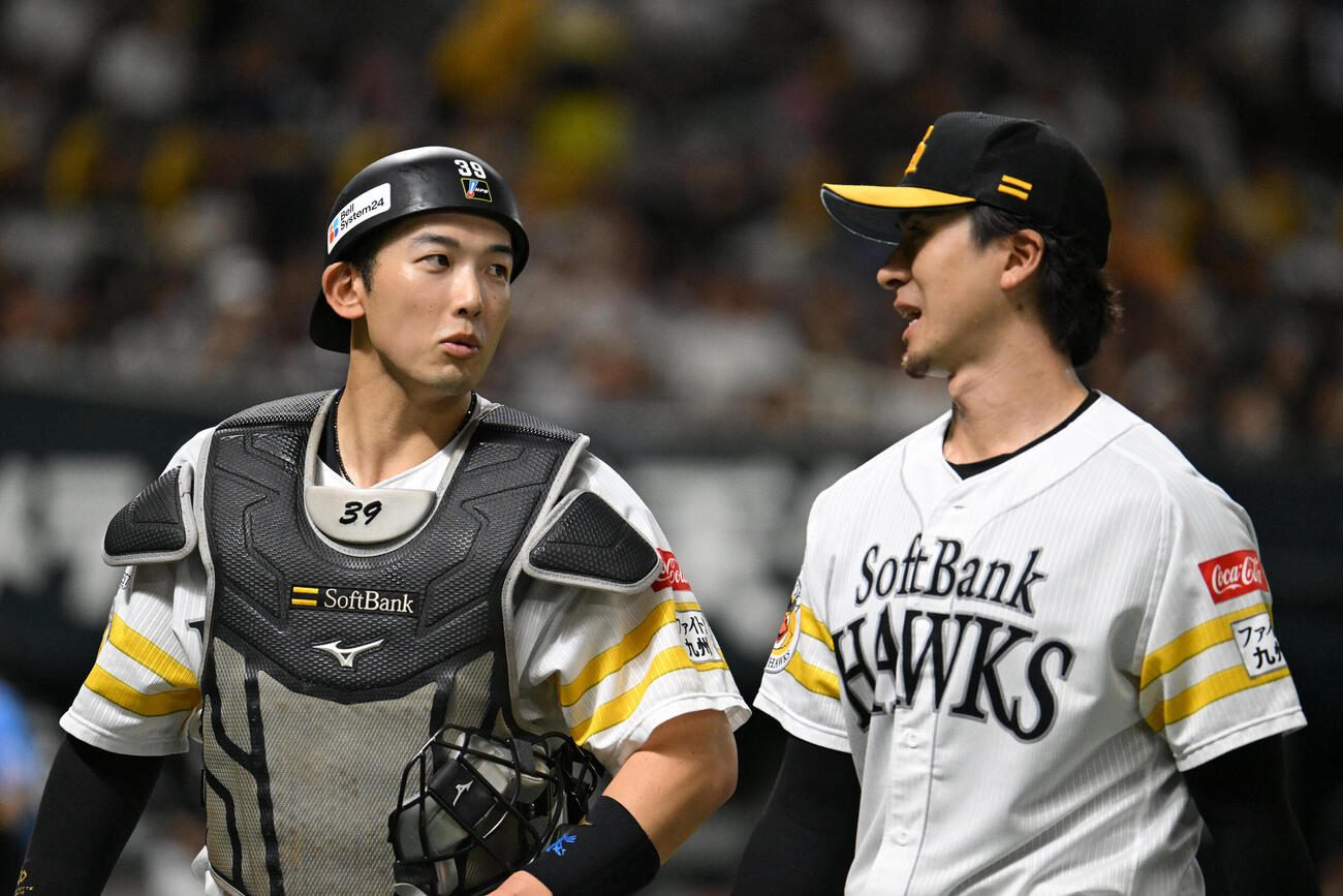 ソフトバンク対ロッテ　4回表終了後、ベンチに戻る上沢直之（右）と山本祐大（撮影・林敢治）