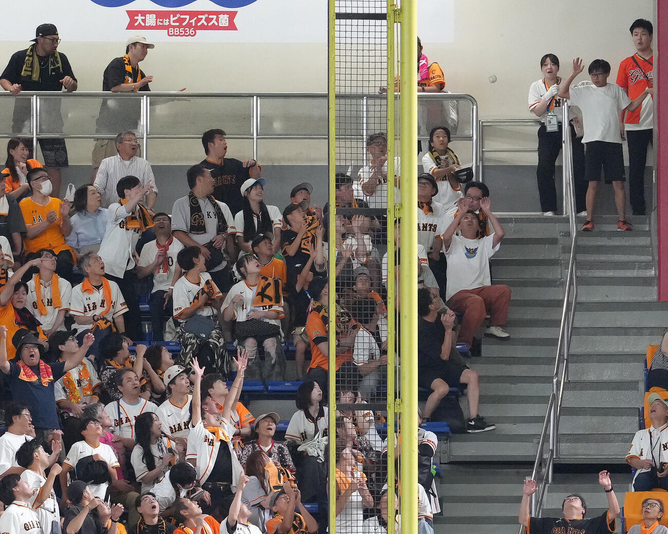巨人対阪神　9回表阪神無死一塁、佐藤輝明は右翼ポール際にファウルを放つ（撮影・足立雅史）