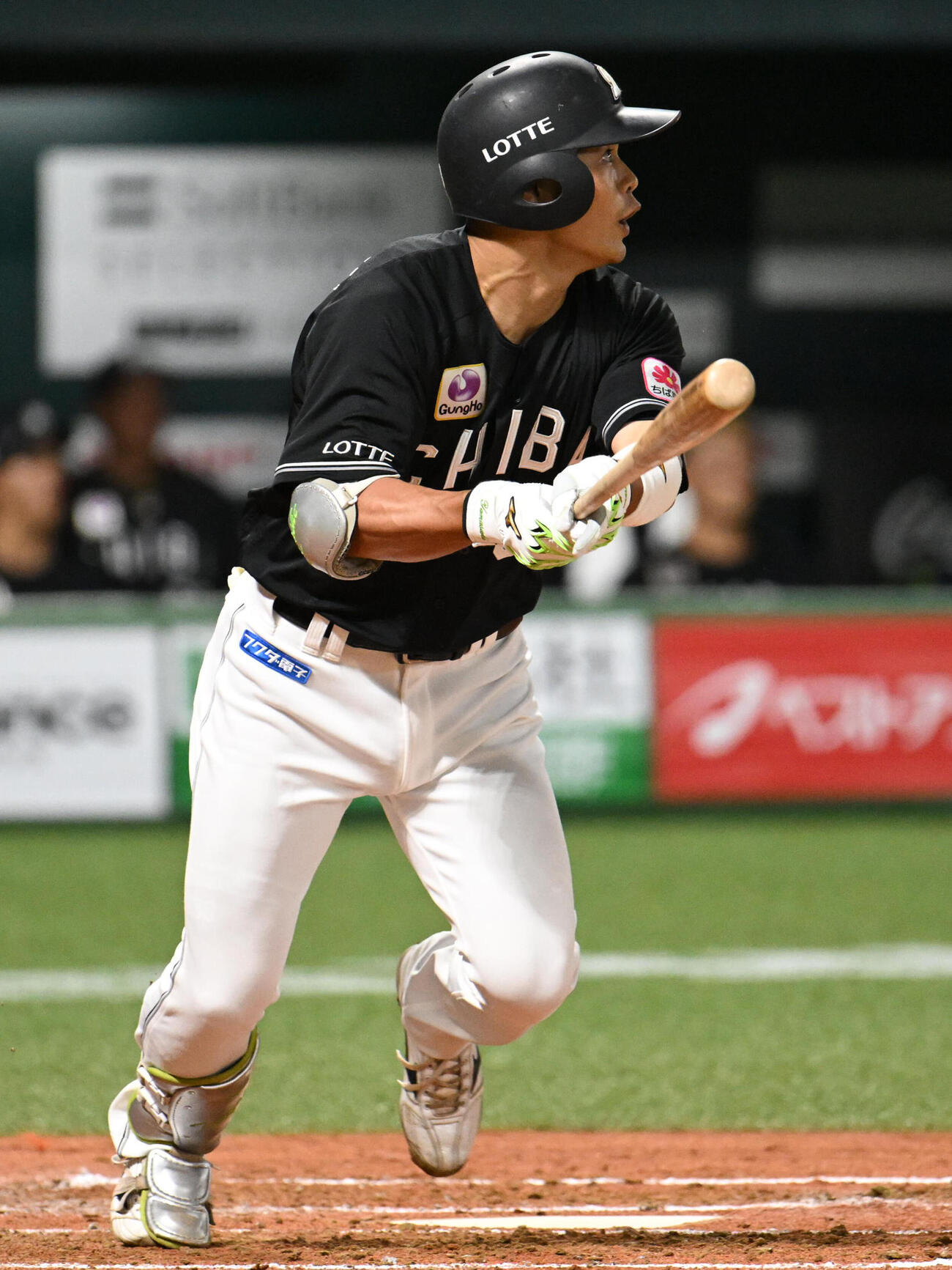 ソフトバンク対ロッテ　3回表ロッテ1死、山崎剛は二塁打を放つ（撮影・林敢治）