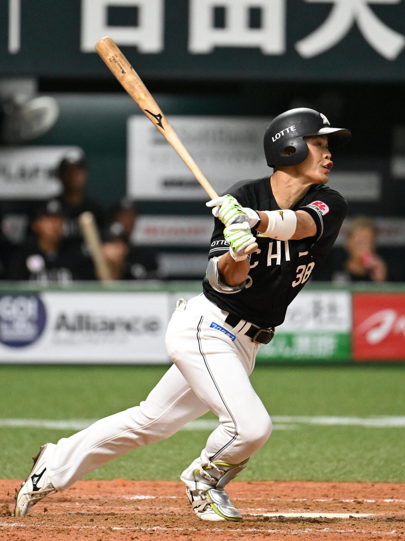 ソフトバンク対ロッテ　5回表ロッテ無死一塁、山崎剛は2点本塁打を放つ（撮影・林敢治）