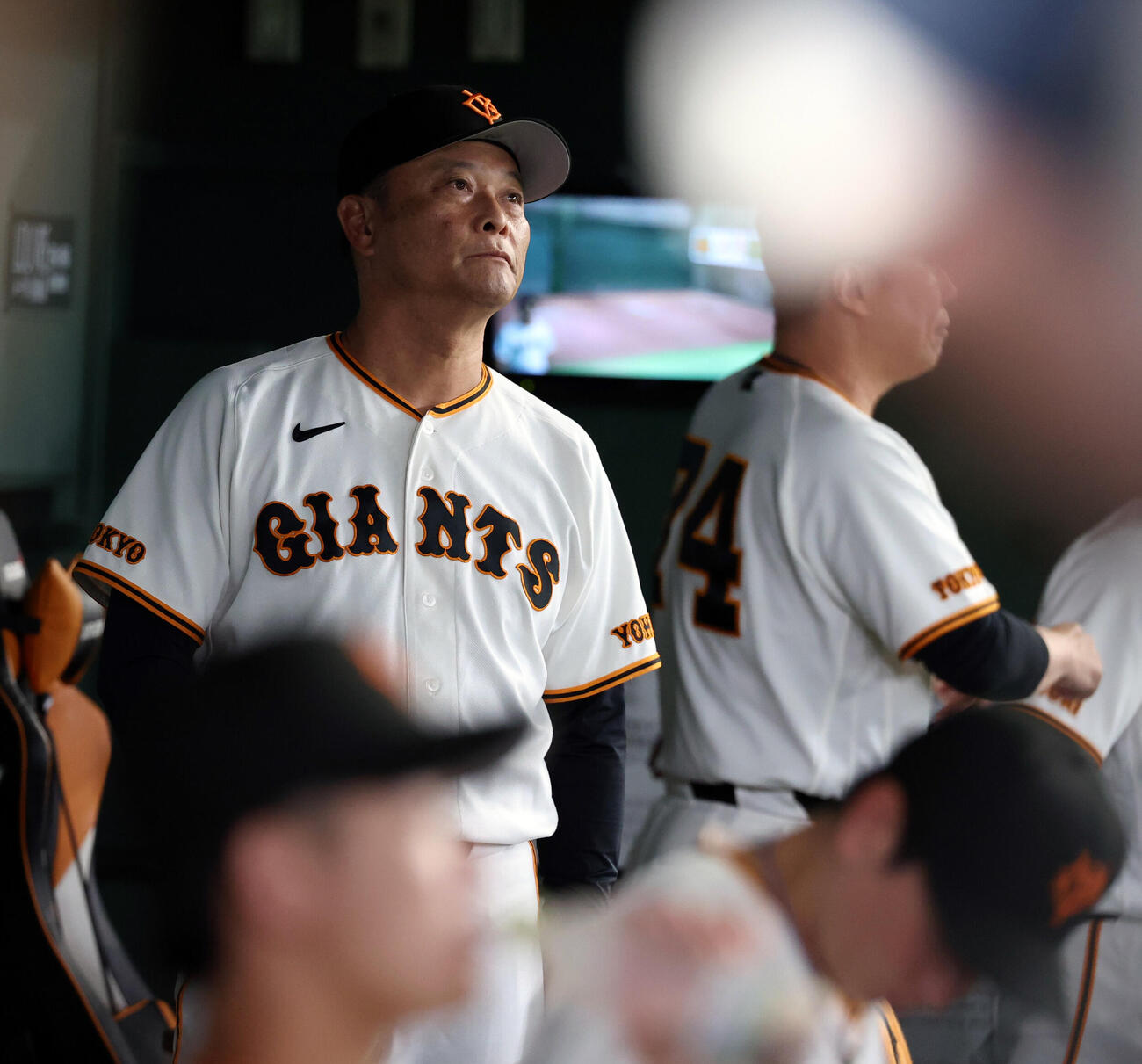 巨人対阪神　ベンチで厳しい表情の巨人橋上秀樹監督代行（撮影・浅見桂子）