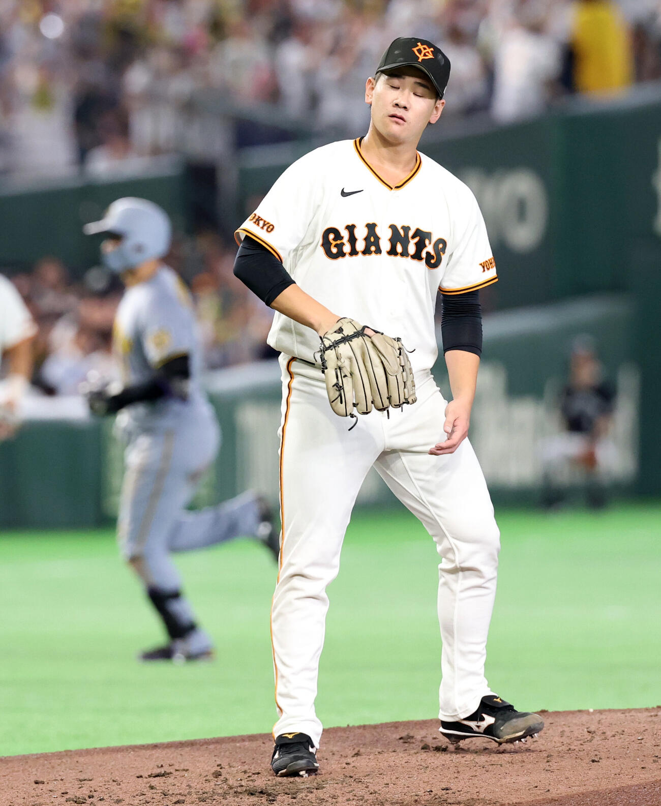 巨人対阪神　3回表阪神1死、森下翔太（j後方）にソロ本塁打を許し、がっくりの井上温大（撮影・浅見桂子）