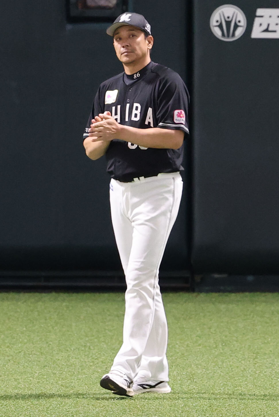 ソフトバンク対ロッテ　選手交代を審判に告げるためベンチから出るロッテのサブロー監督（撮影・梅根麻紀）