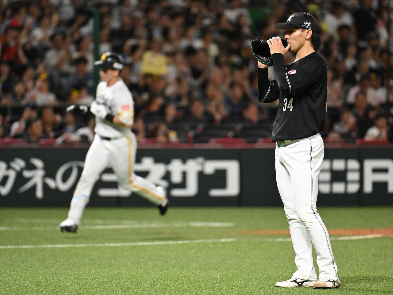 ソフトバンク対ロッテ　5回裏ソフトバンク1死、高野脩汰（右）は栗原陵矢に本塁打を許す（撮影・林敢治）