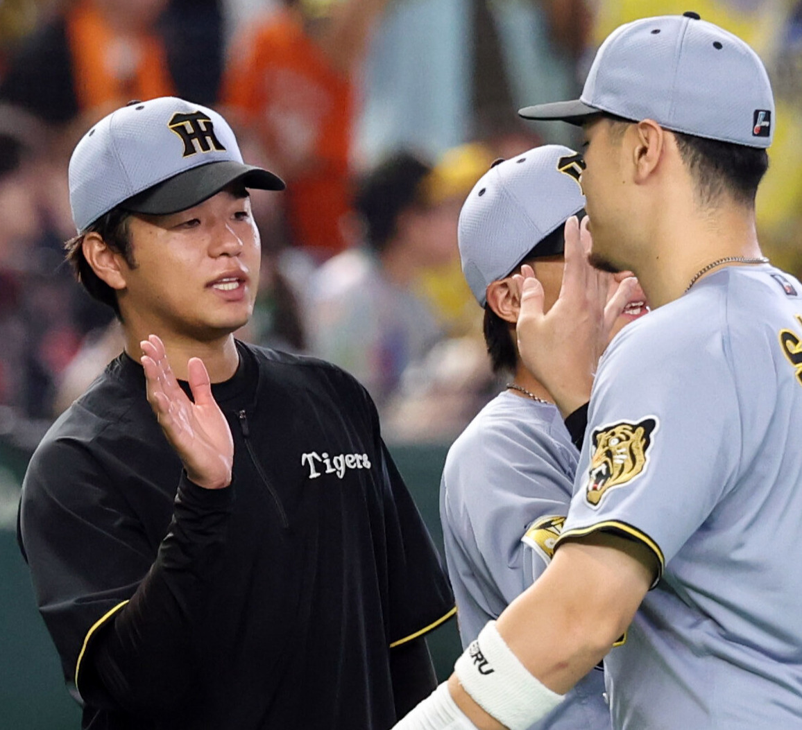 巨人対阪神　連勝し、阪神佐藤輝明（右）を笑顔で迎える高橋遥人（撮影・浅見桂子）