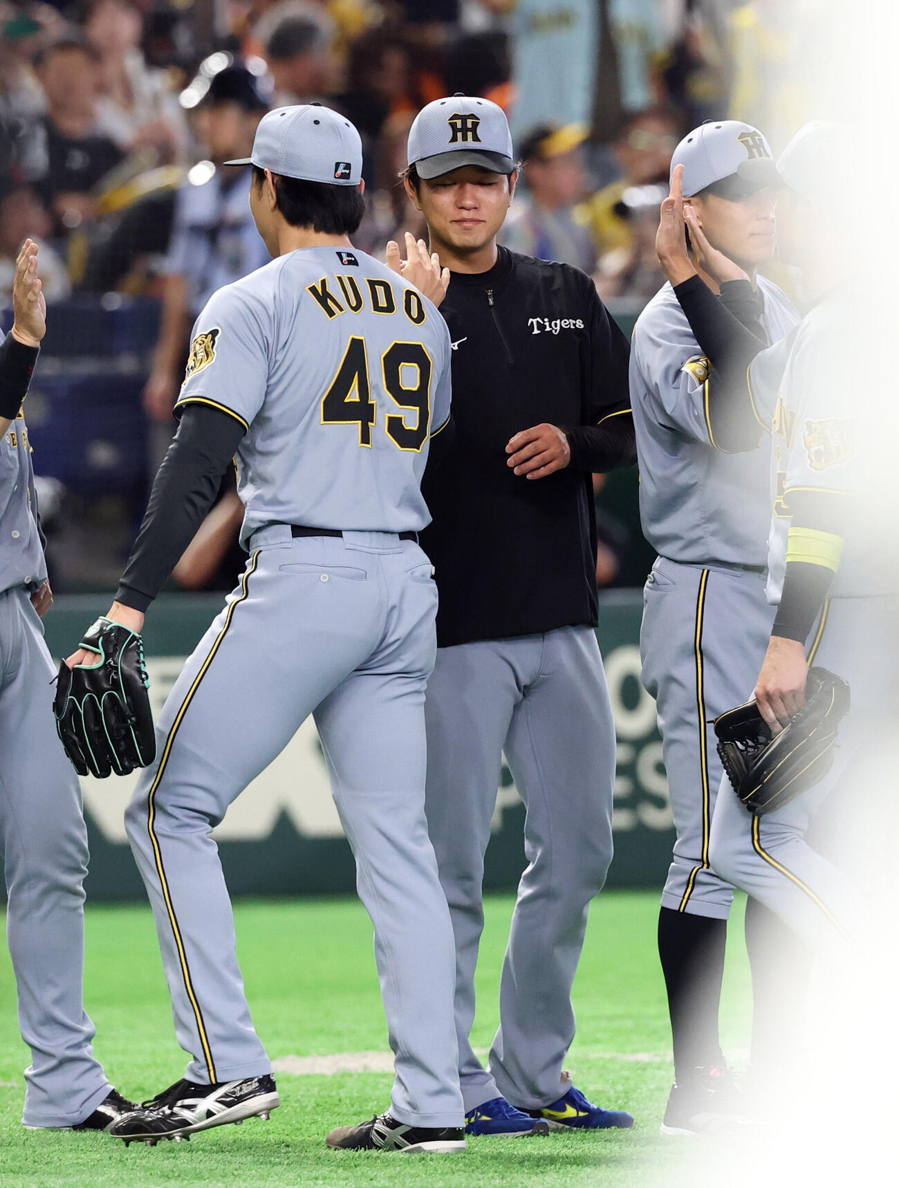 巨人対阪神　連勝し、阪神高橋遥人（奥）は工藤泰成からウイニングボールを受け取る（撮影・浅見桂子）