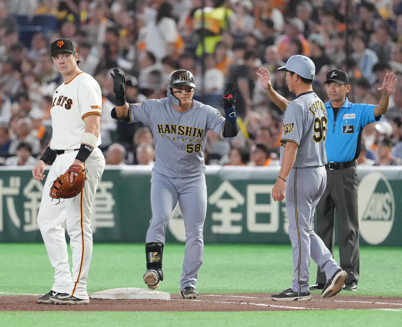 巨人対阪神　5回表阪神1死、前川右京は中前打を放ちベンチにポーズ（撮影・足立雅史）