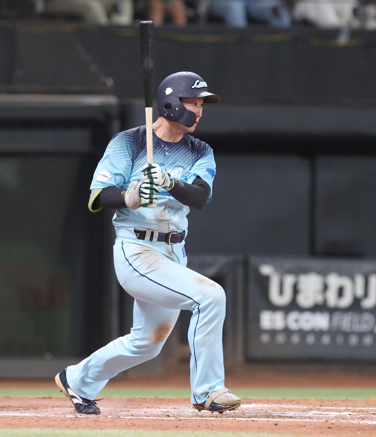 日本ハム対西武　7回表西武無死、安打を放つ山村崇嘉（撮影・黒川智章）