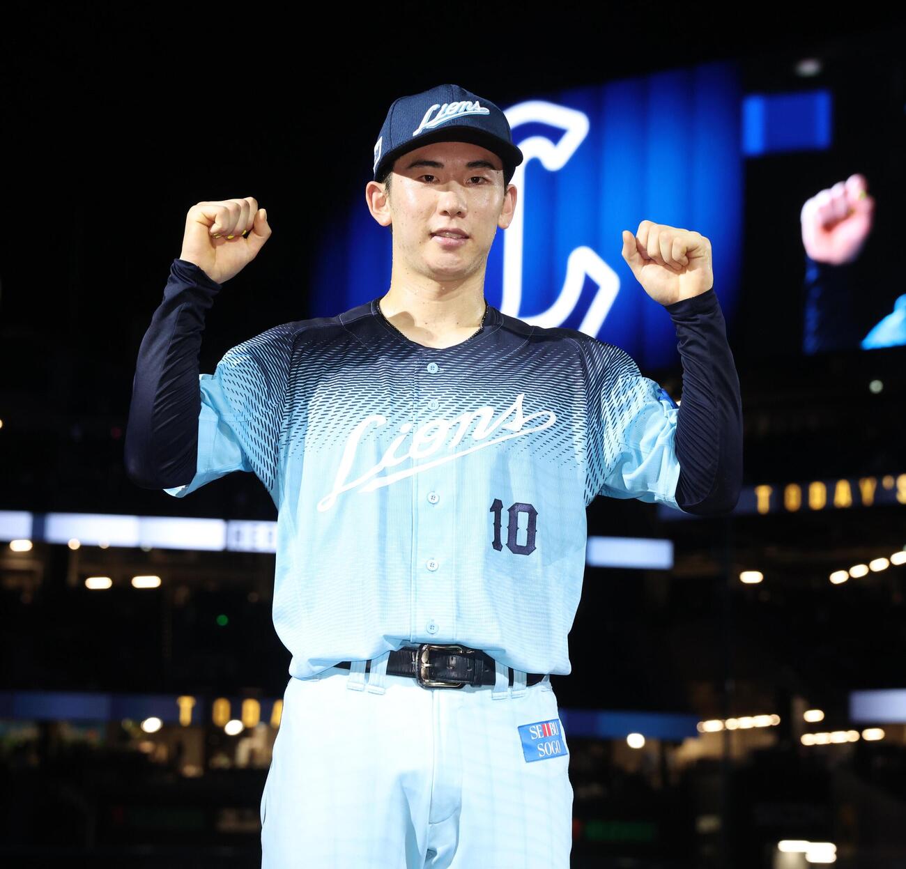 日本ハム対西武　試合後、ガッツポーズの小島大河（撮影・黒川智章）