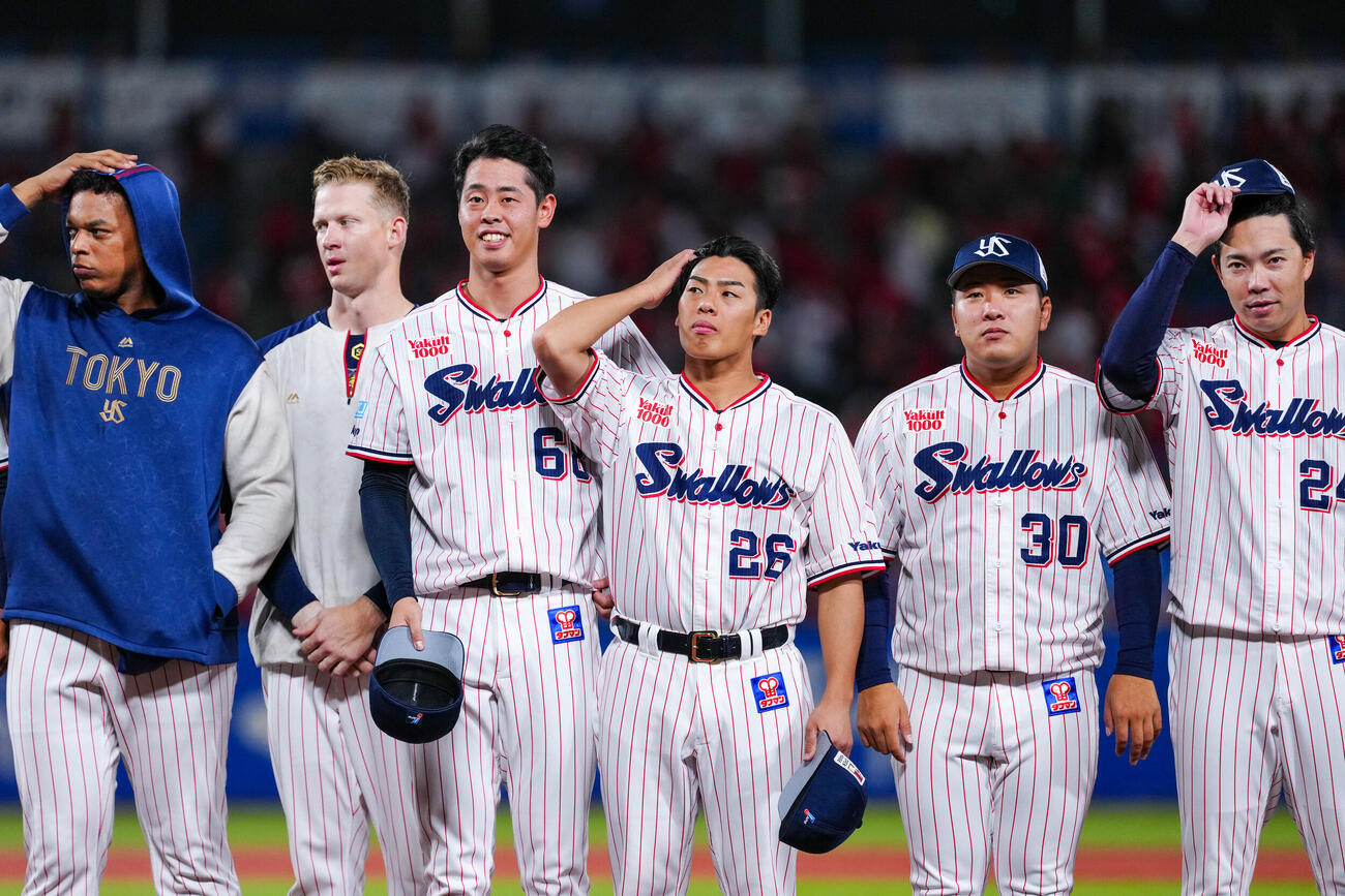 ヤクルト対広島　試合後、あいさつするヤクルト先発の山野太一（左から4人目）（撮影・江口和貴）
