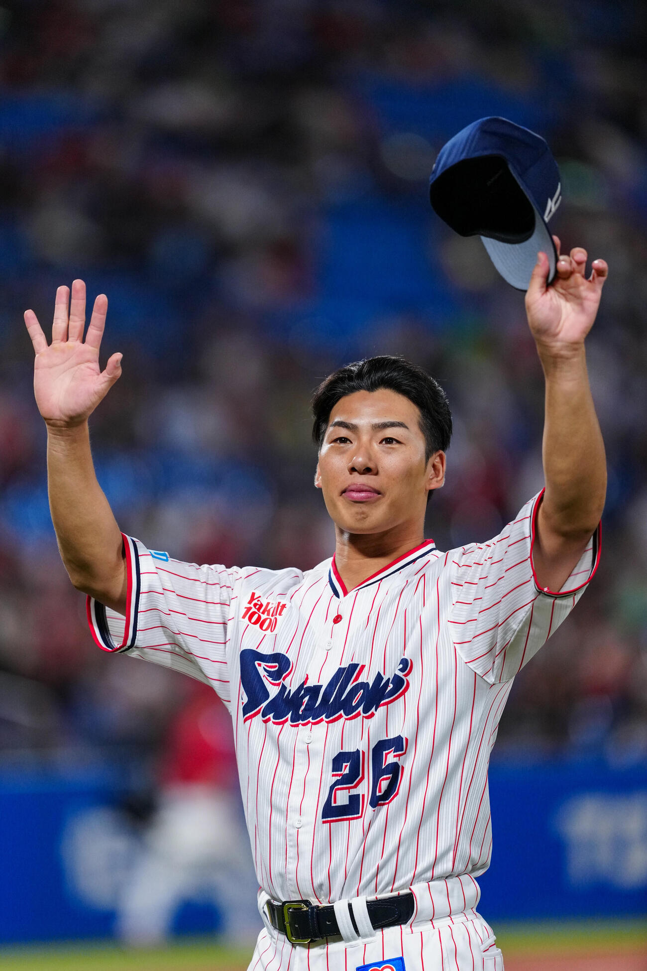 ヤクルト対広島　試合後、声援に応えるヤクルト先発の山野太一（撮影・江口和貴）