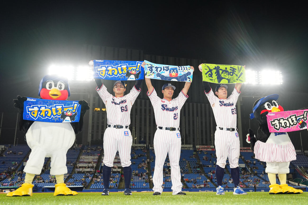 ヤクルト対広島　試合後、ファンと勝利を喜ぶヤクルトの選手たち。左から武岡龍世、山野太一、増田珠（撮影・江口和貴）