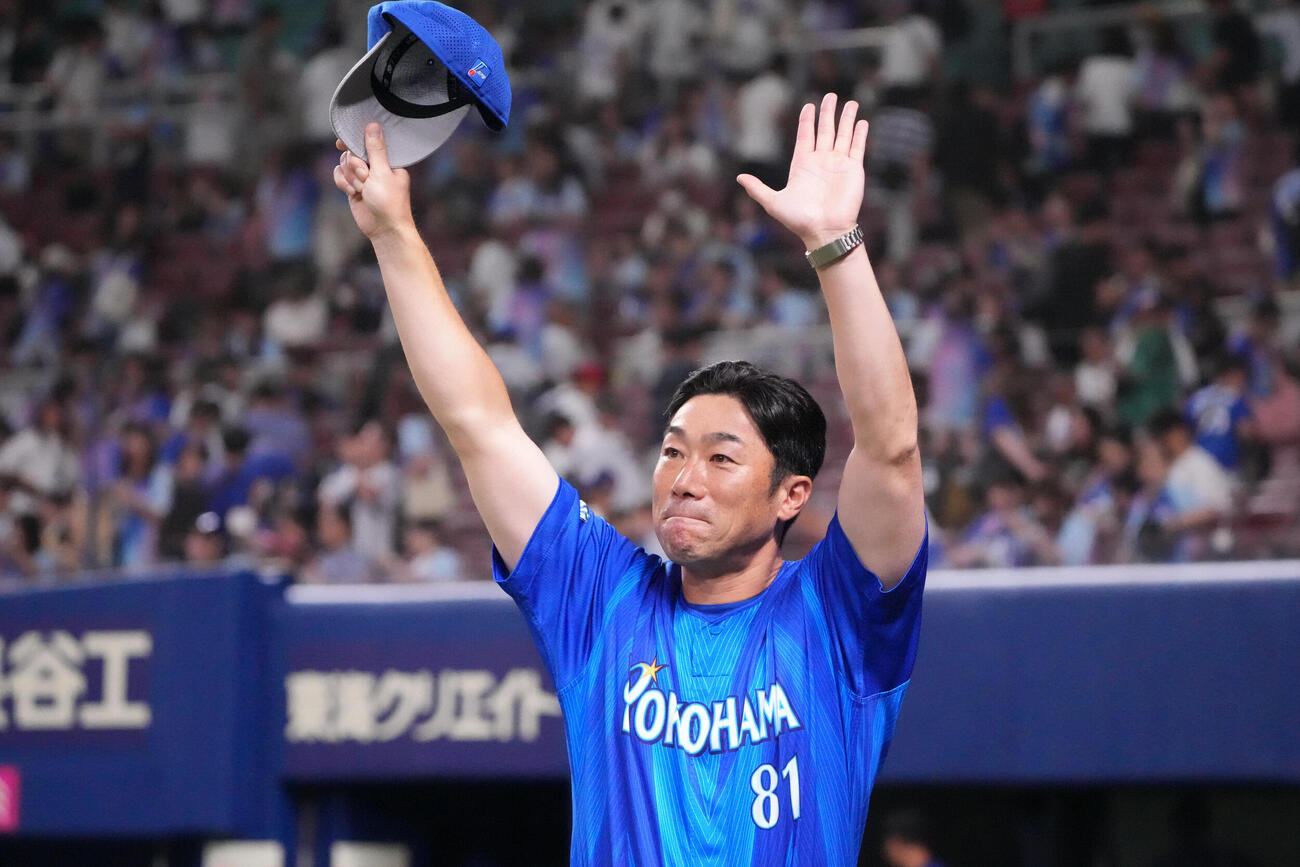 中日対DeNA　試合終了、相川亮二監督はレフトスタンドの声援に応える（撮影・森本幸一）