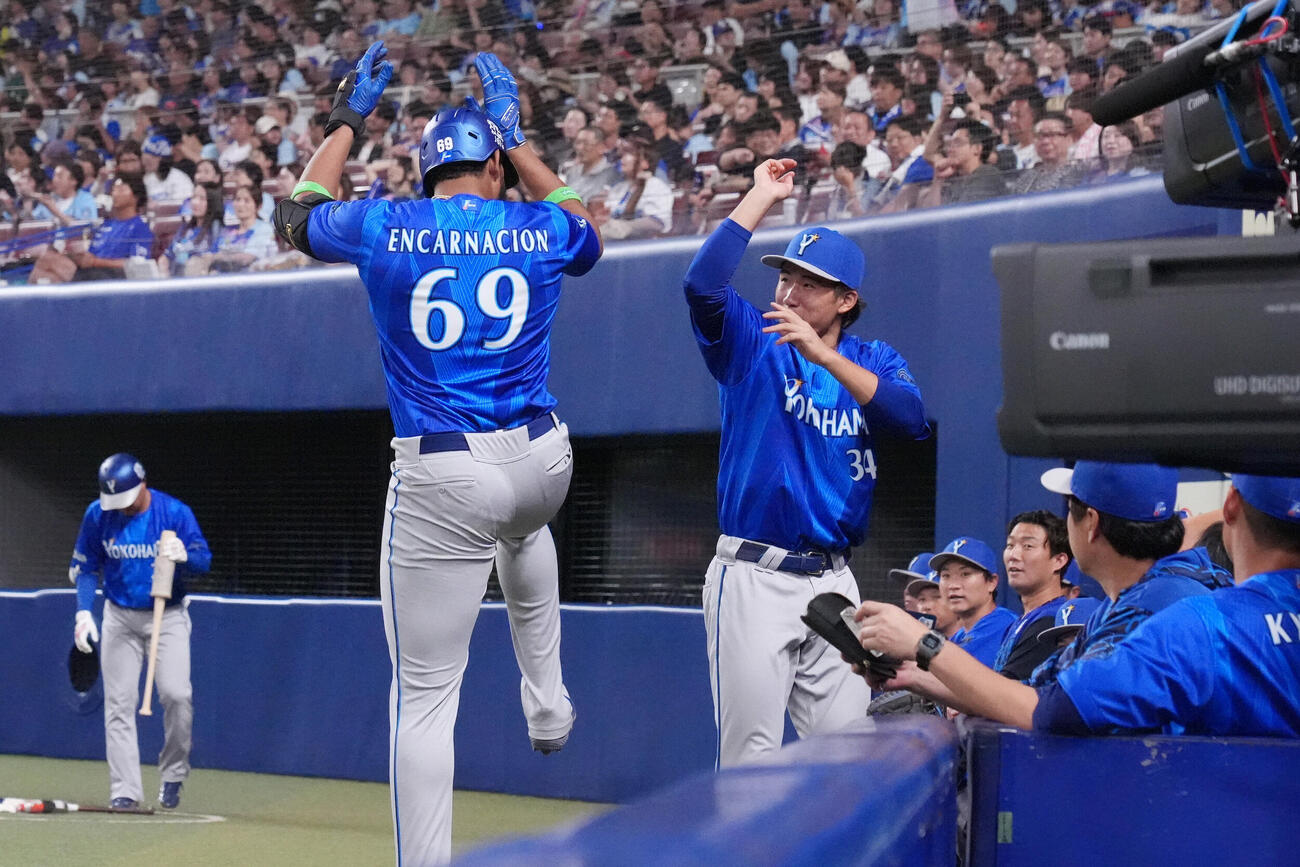 中日対DeNA 6回表DeNA無死、ヘラル・エンカーナシオン（左から2人目）は本塁打を放ちナインとタッチを交わす（撮影・森本幸一）