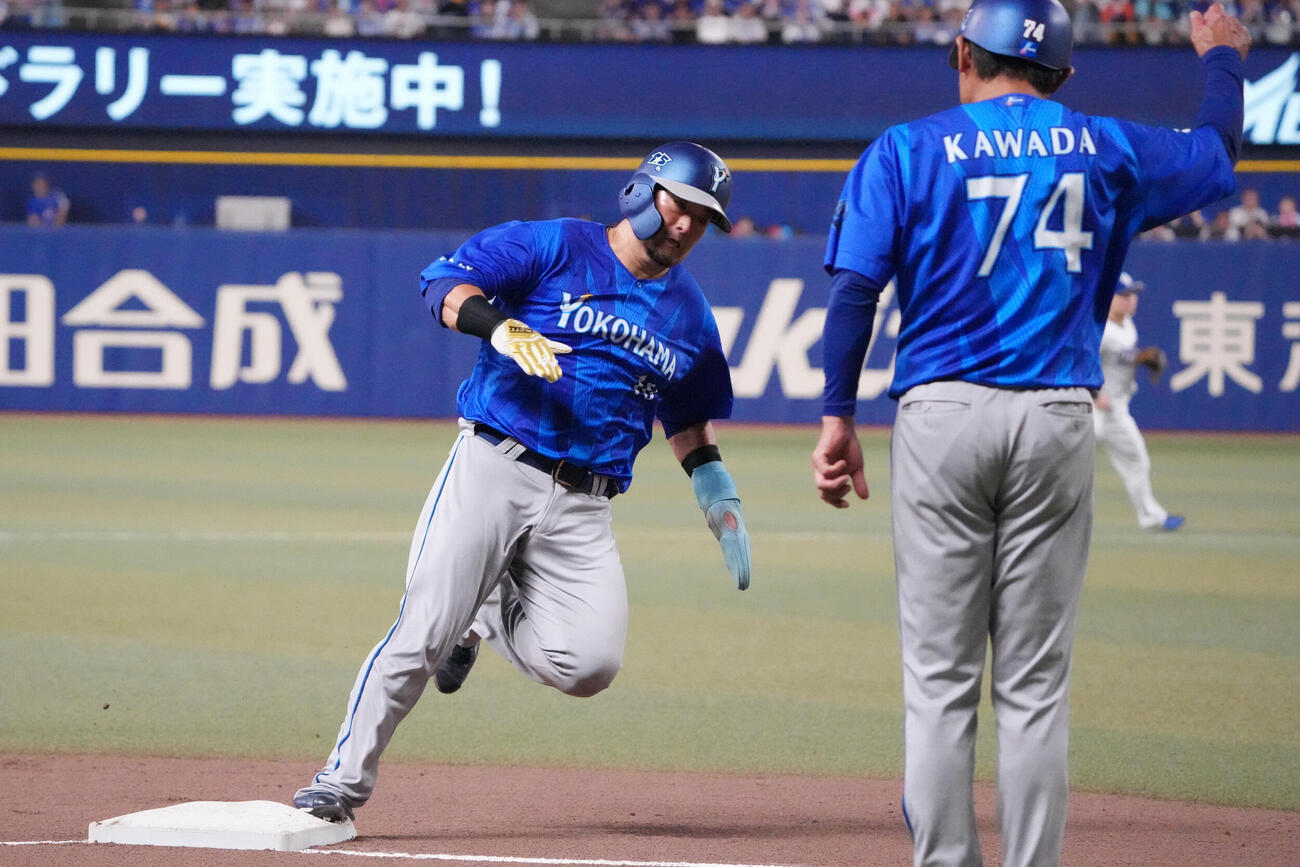 中日対DeNA 5回表DeNA2死二塁、戸柱恭孝（左）は牧秀悟の適時打で二塁から本塁へ向かう（撮影・森本幸一）