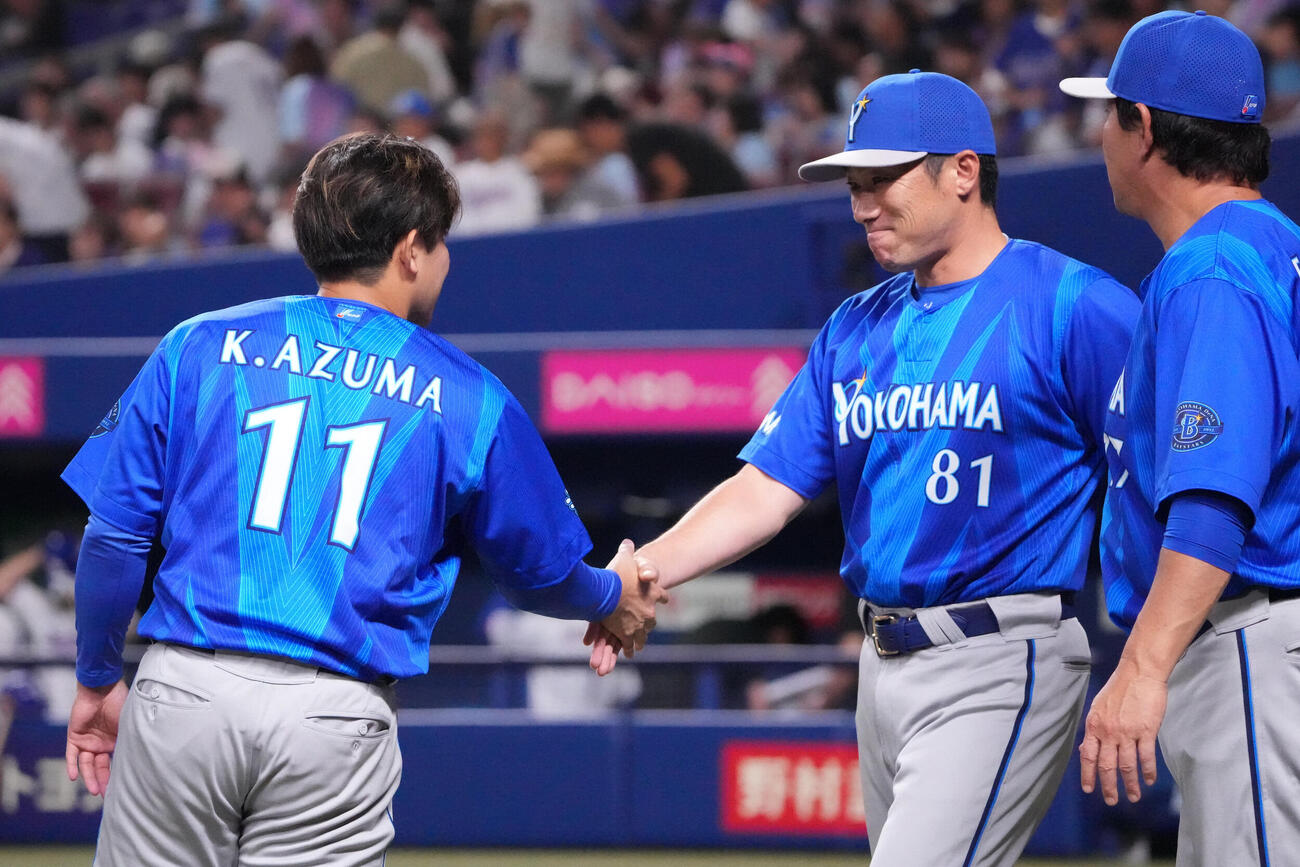 中日対DeNA　試合終了、相川亮二監督（中央）は東克樹と握手を交わす（撮影・森本幸一）
