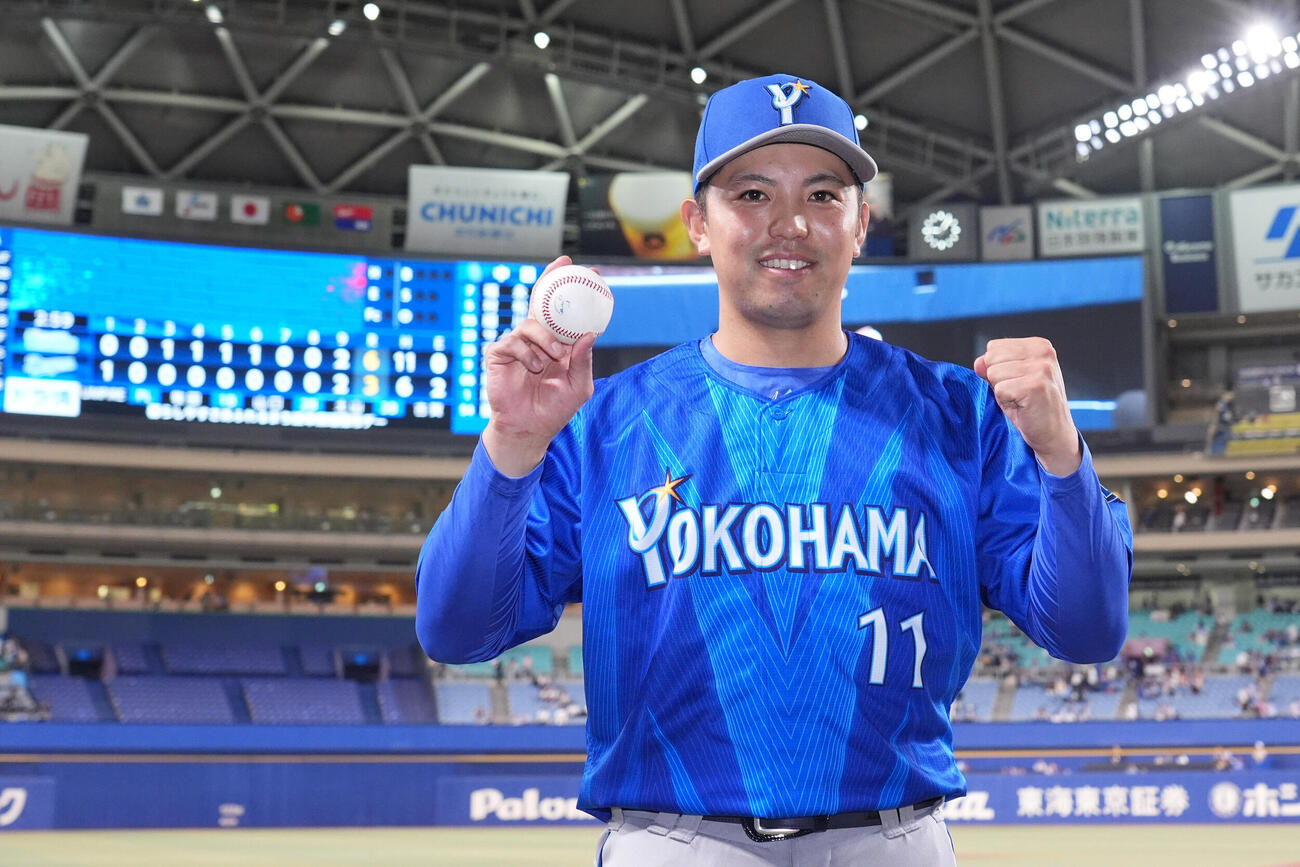 中日対DeNA　ヒーローインタビューを終え勝利球を手にポーズを決める東克樹（撮影・森本幸一）