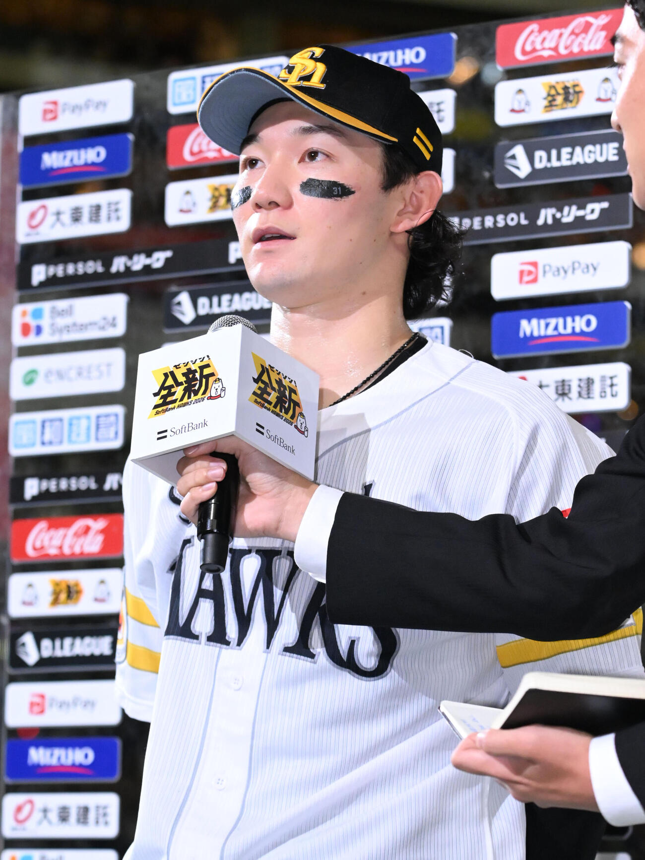 ソフトバンク対ロッテ　ヒーローインタビューに応じる正木智也（撮影・林敢治）