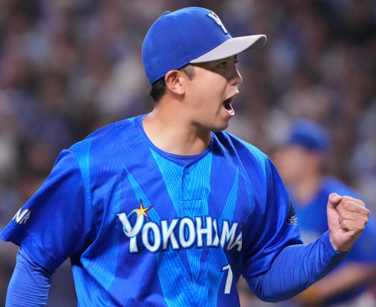 中日対DeNA 6回裏中日2死一、二塁、細川成也を遊ゴロに打ちとりガッツポーズをする東克樹（撮影・森本幸一）
