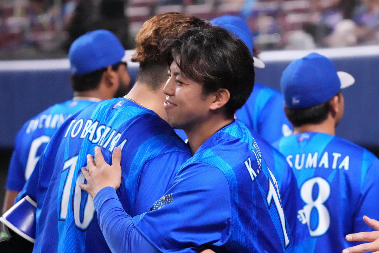 中日対DeNA　試合終了、戸柱恭孝（左）と喜ぶ東克樹（撮影・森本幸一）