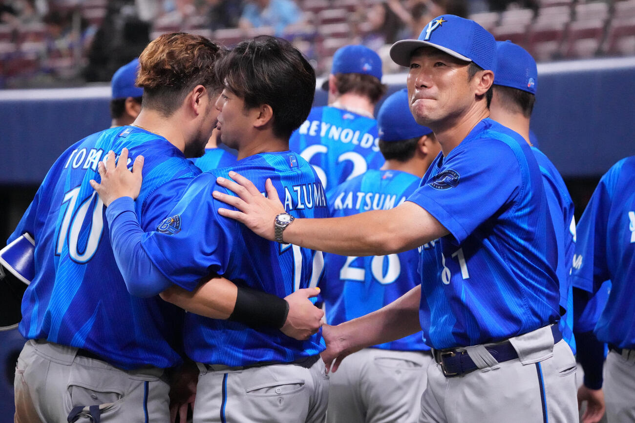 中日対DeNA　試合終了、相川亮二監督（右）は東克樹らと勝利に喜ぶ（撮影・森本幸一）